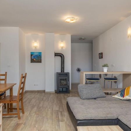 Amazing Apartment In Njivice With Kitchen Dış mekan fotoğraf