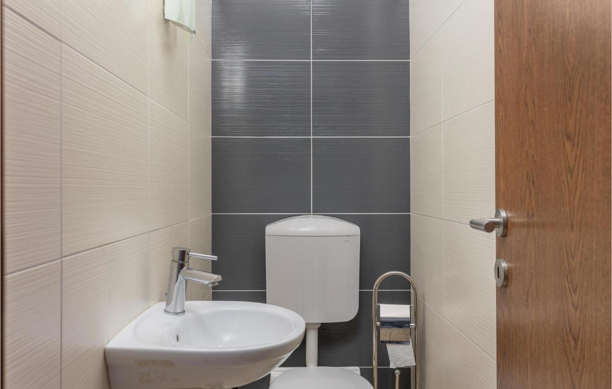Amazing Apartment In Njivice With Kitchen Dış mekan fotoğraf
