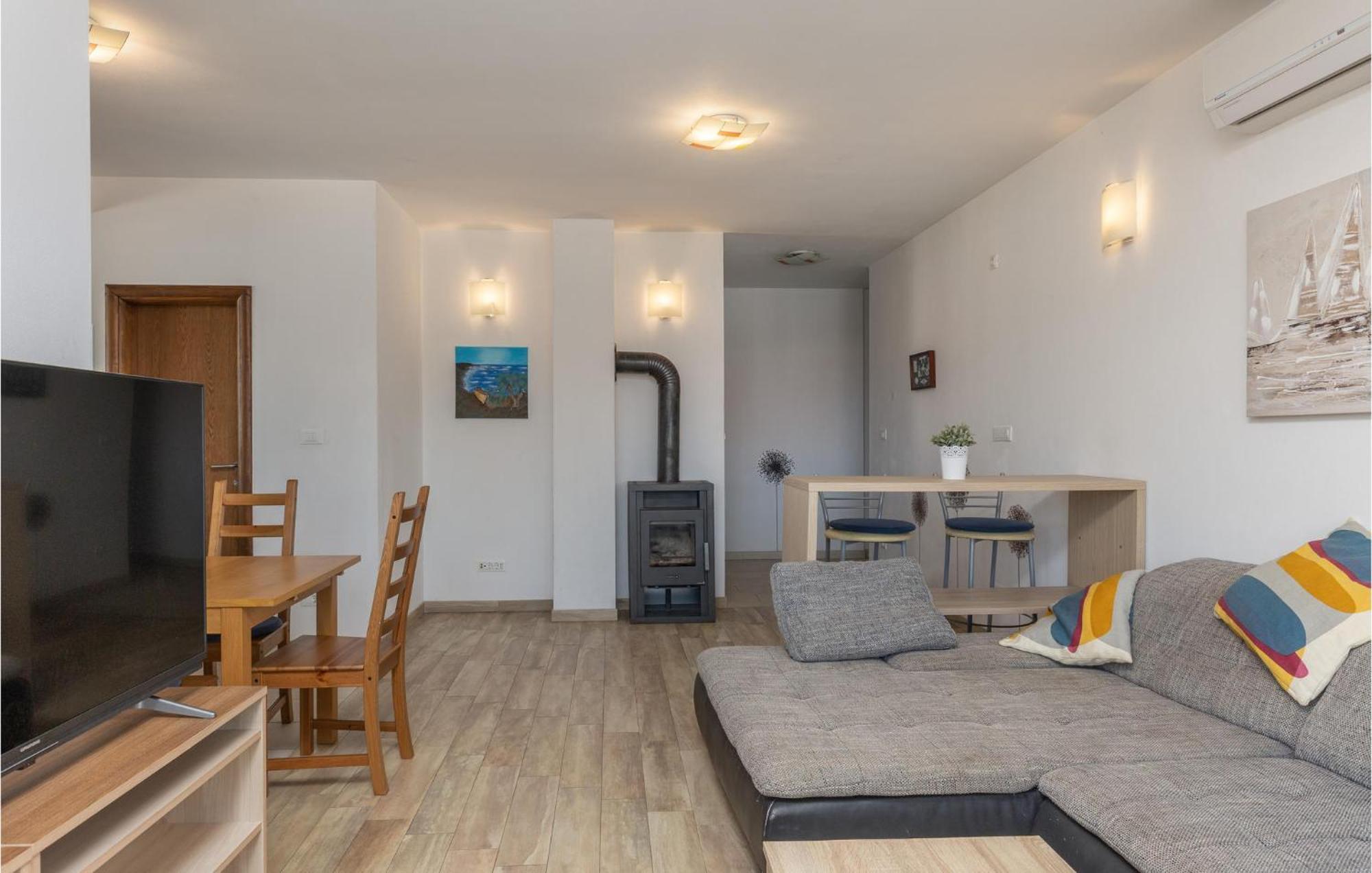 Amazing Apartment In Njivice With Kitchen Dış mekan fotoğraf